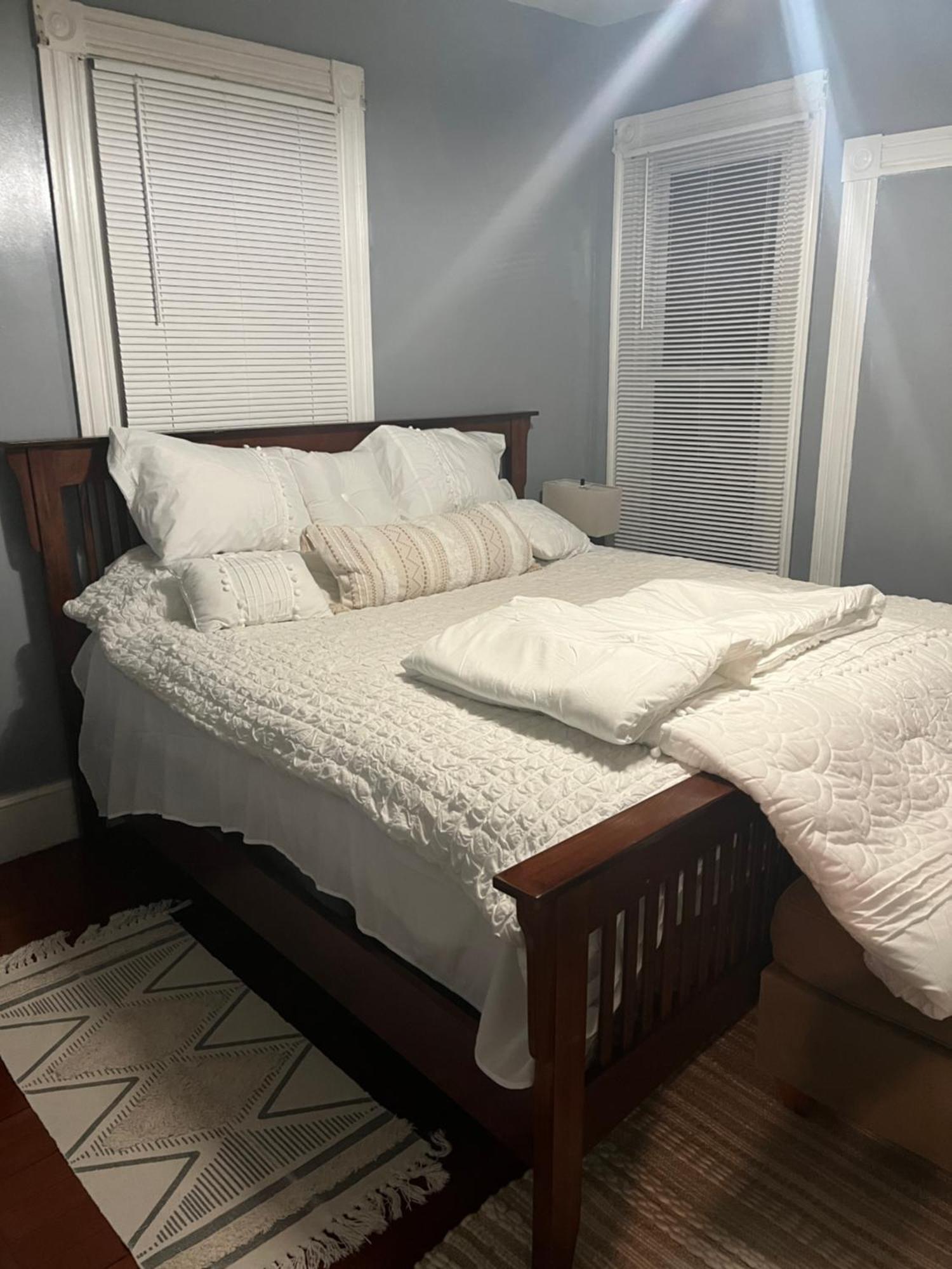 Apartment Quiet Two Bedroom In Convenient Location *