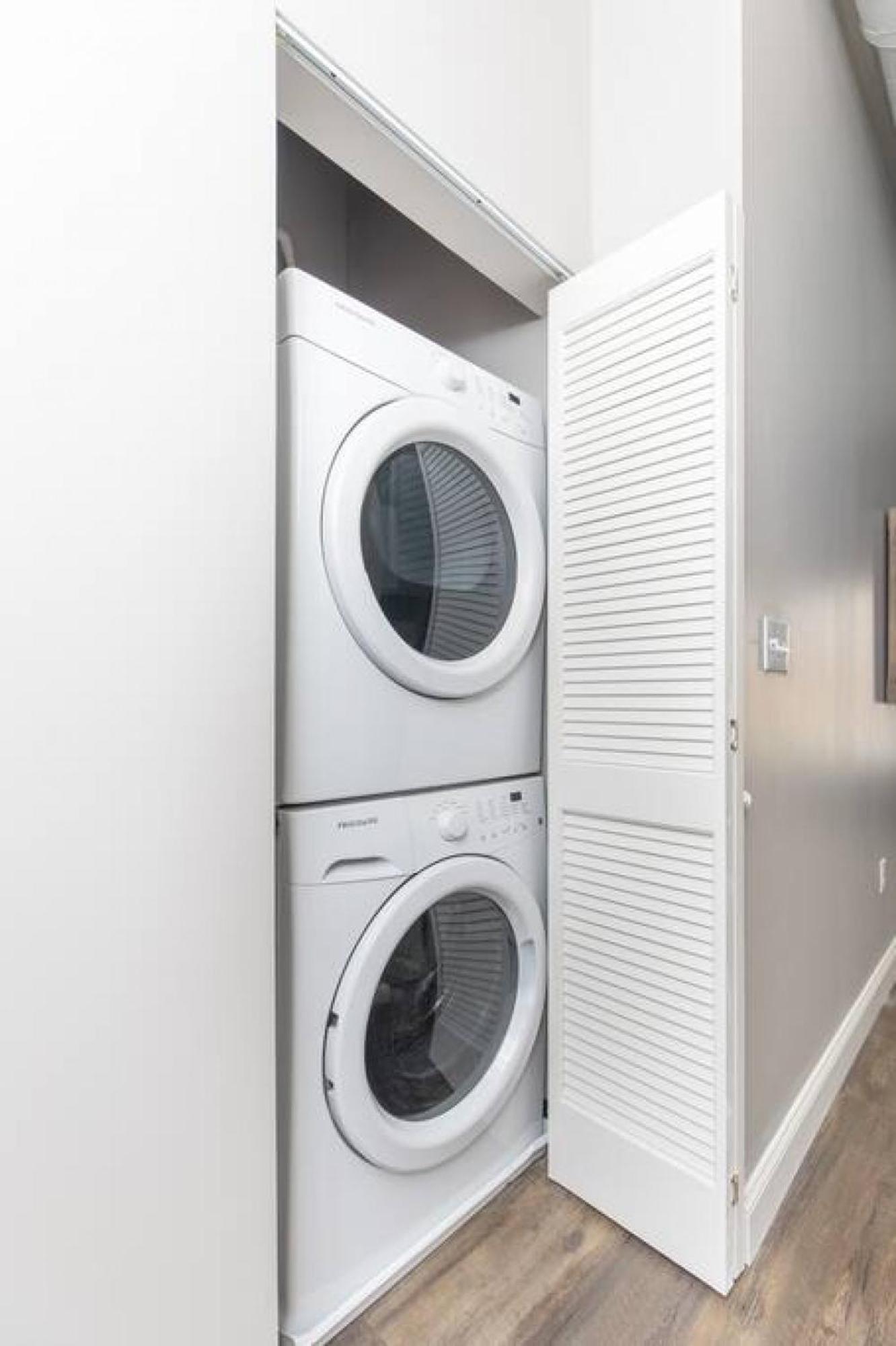 200mbps Speeds Laundry Long Apartment *