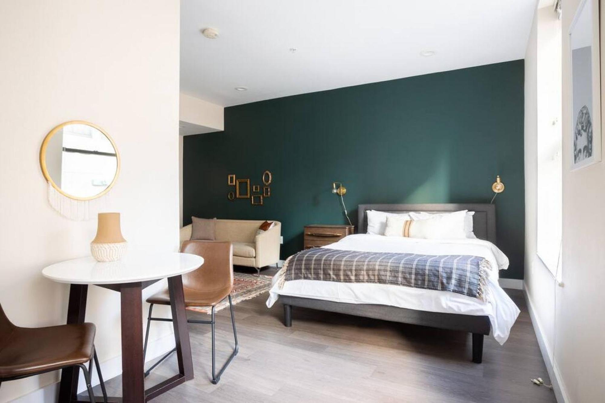 Prime Fidi L Shaped Apartment *