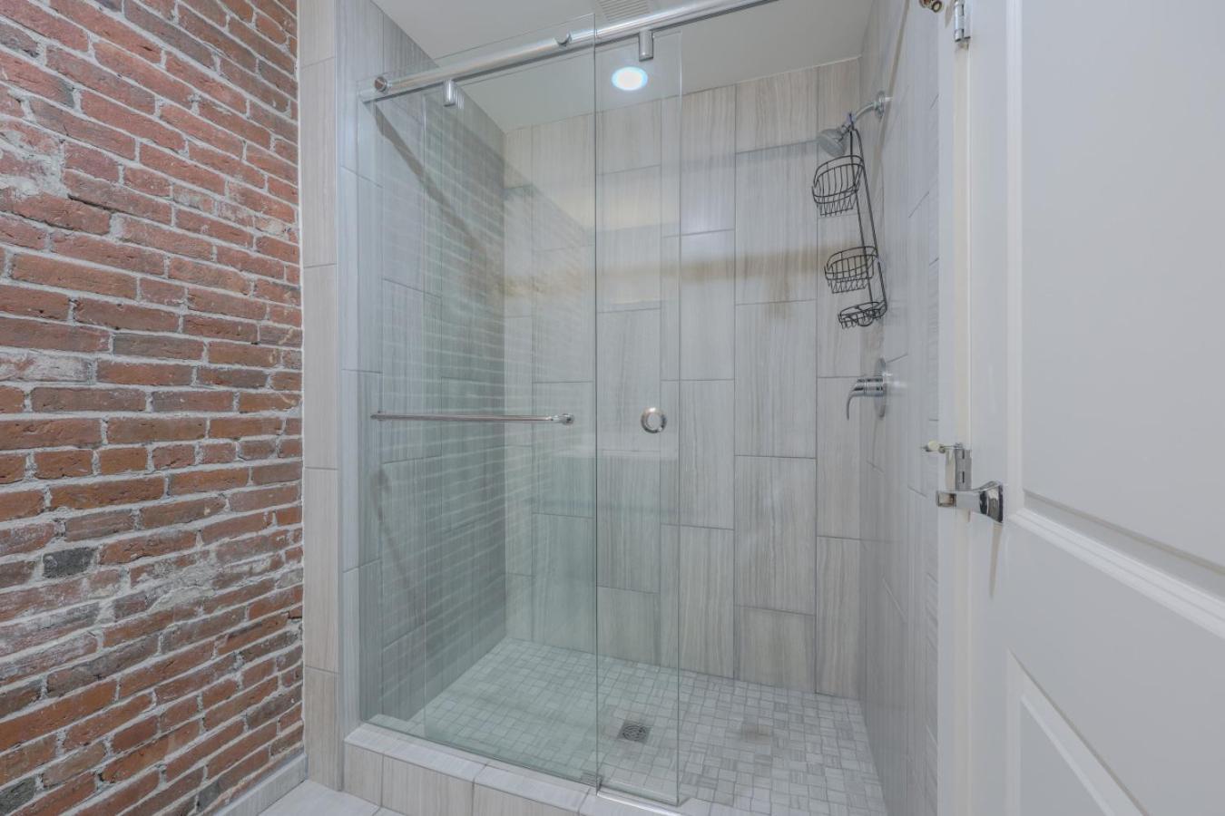 Downtown Luxury Students Welcome Washer And Dryer Apartment