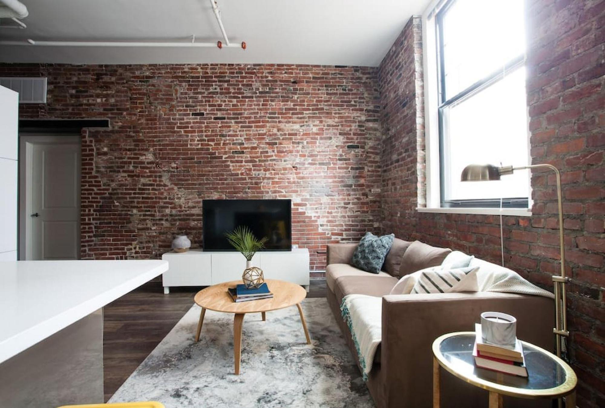 Centrally Located Luxurious Loft Walk Anywhere