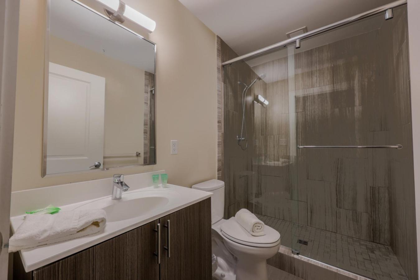 Apartment Downtown Designer Keyless Washer And Dryer *