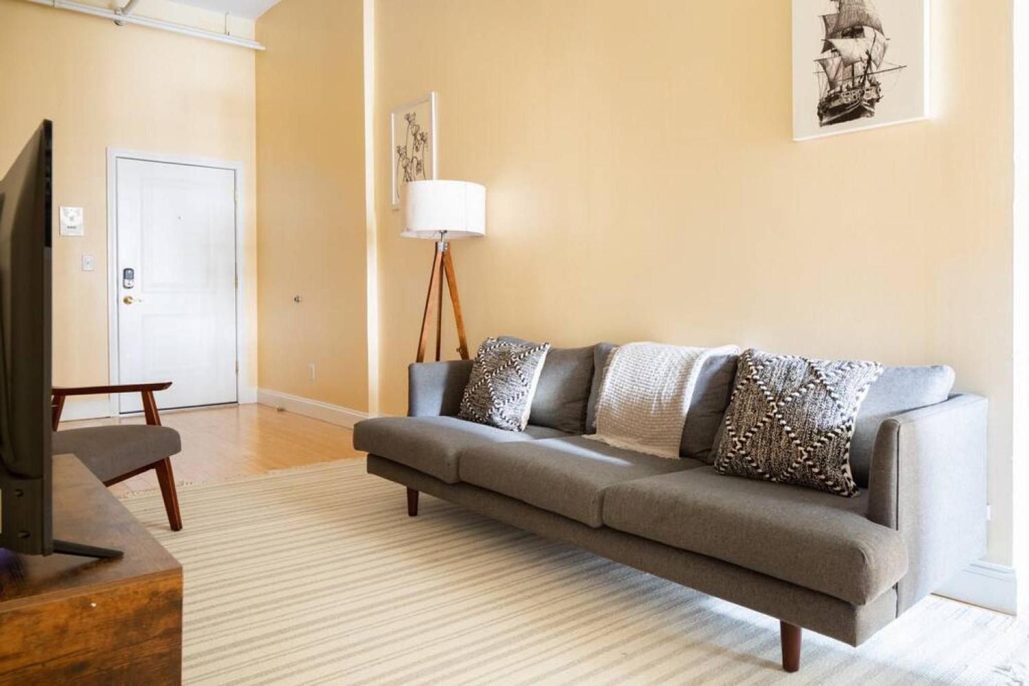 Large Ceilings Centrally Located 4bed 2bath Boston