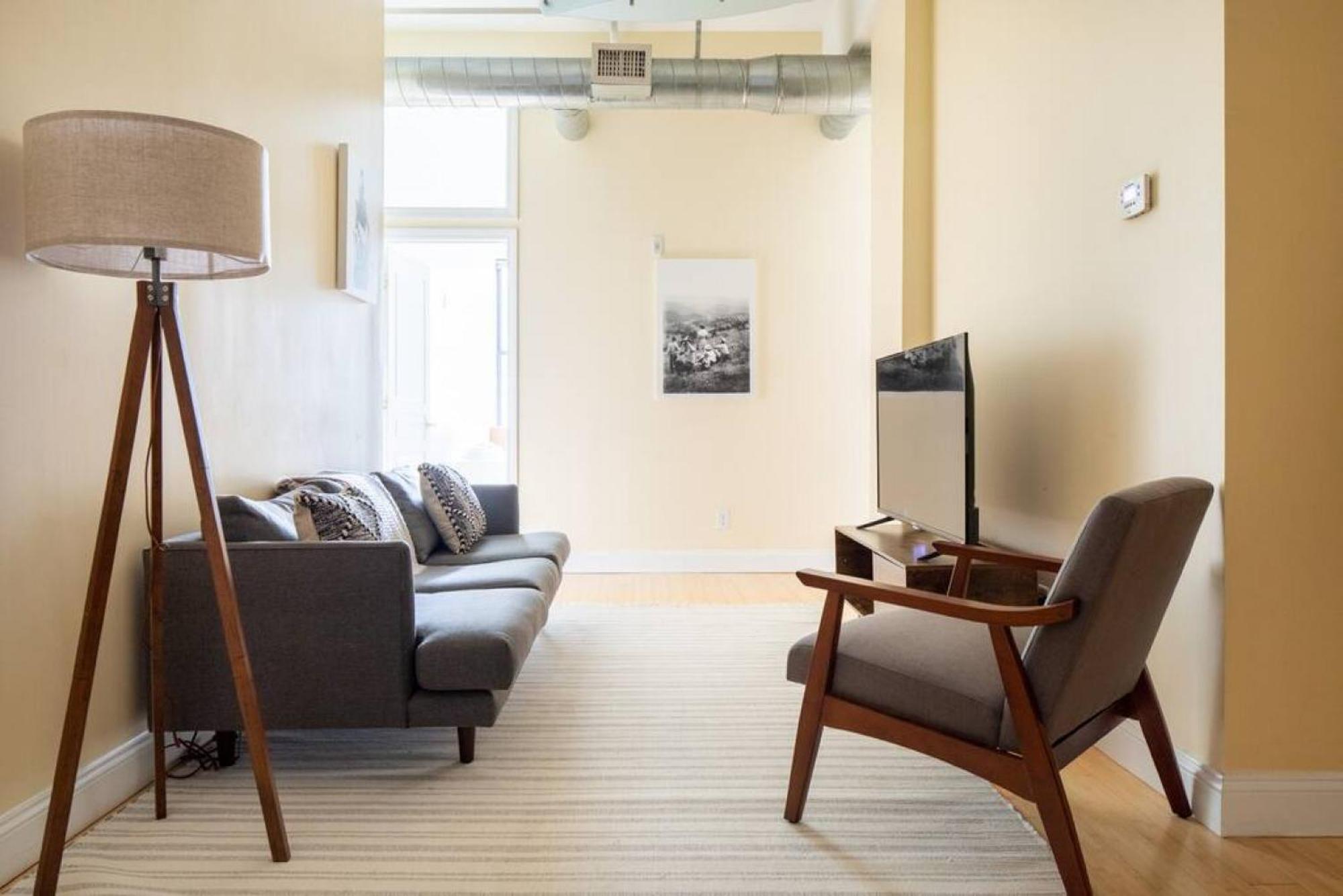 Large Ceilings Centrally Located 4bed 2bath * Boston