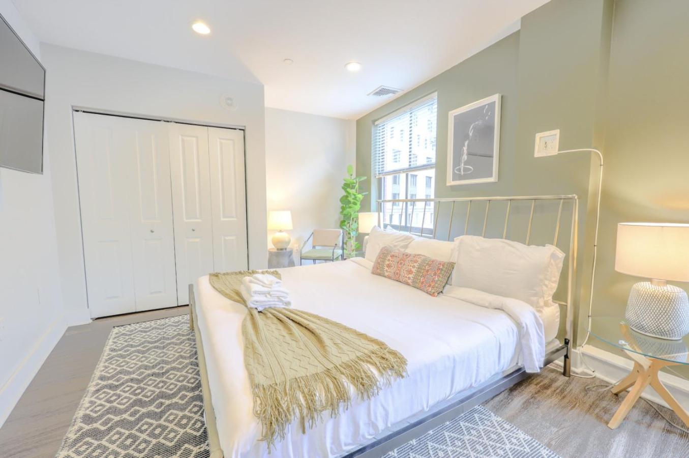 Sleek Fidi Close To Public Transit Apartment Boston