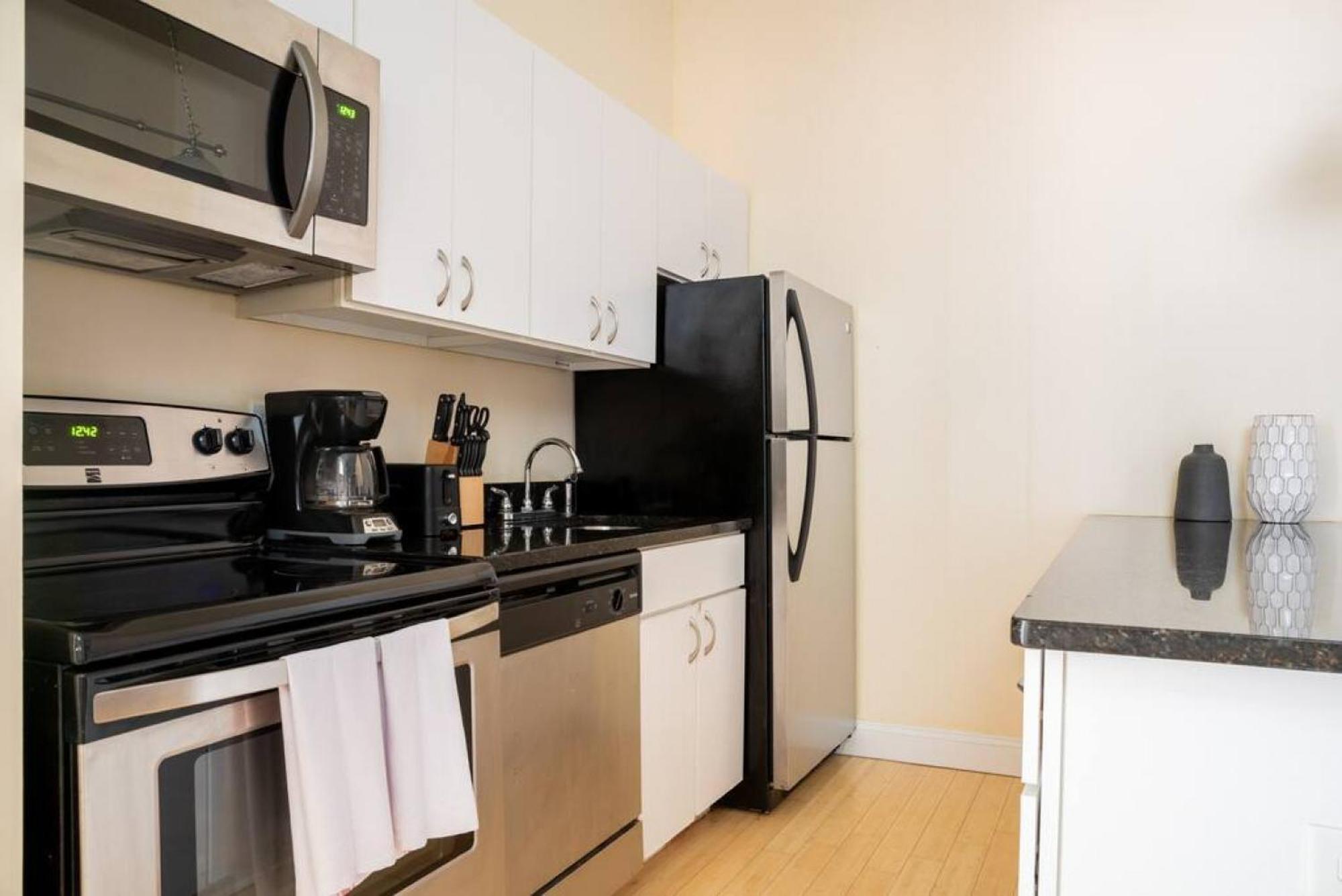 Beautiful 4br 2br Downtown Xing High Ceilings