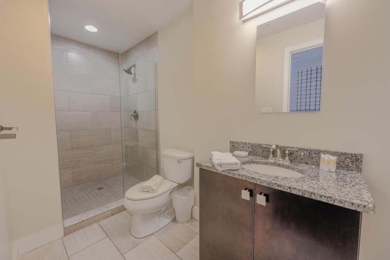 Bright And Bold 2 Bedroom Unit Minutes From The T Apartamento