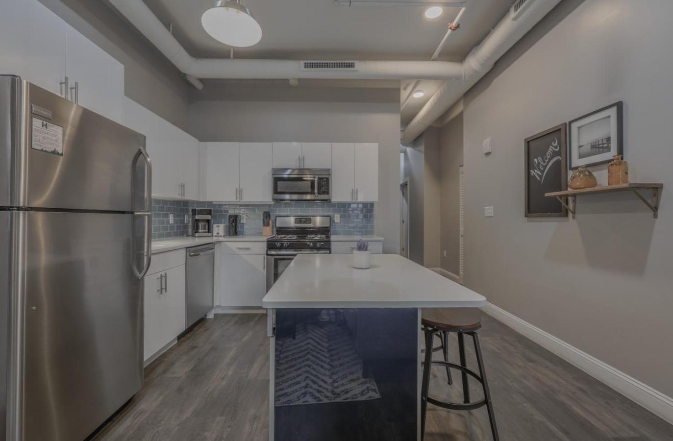 Luxury Furnished Loft Near Park Street Station Apartamento
