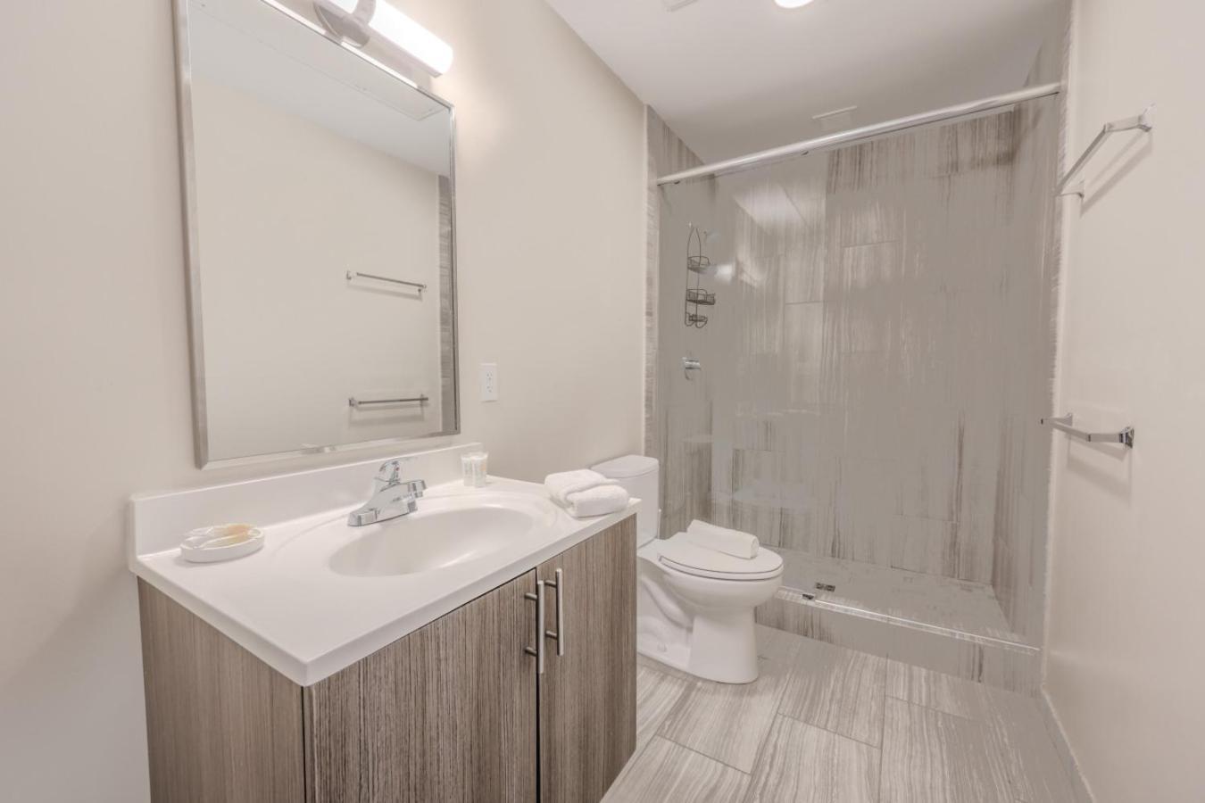 Lavishly Designed With Office Close To T Apartment *