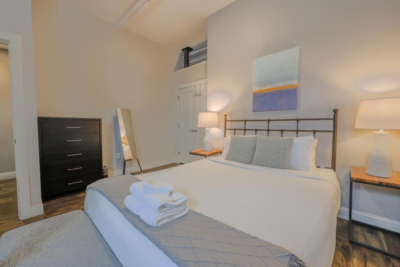Unbeatable Location 4 Bed Loft Parking Optional