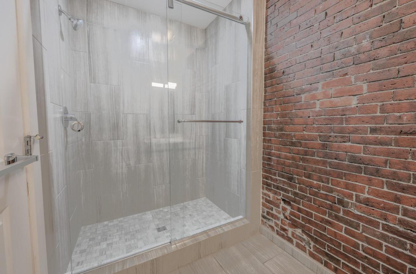 Unbeatable Location 4 Bed Loft Parking Optional *