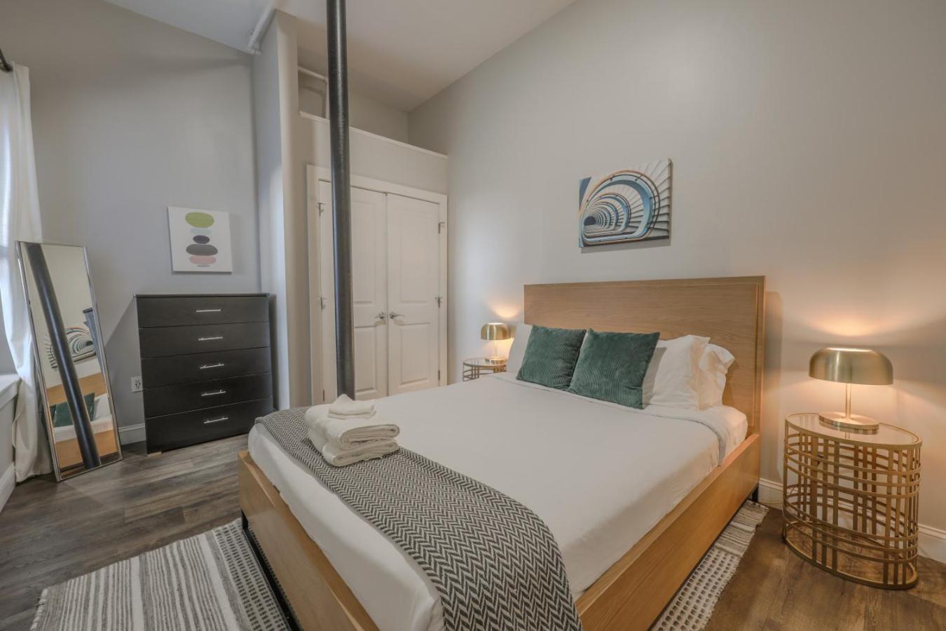 Apartment Unbeatable Location 4 Bed Loft Parking Optional