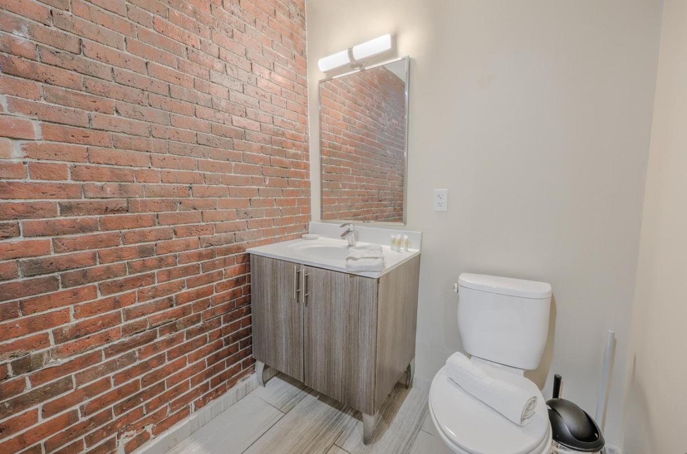 Unbeatable Location 4 Bed Loft Parking Optional Apartment *