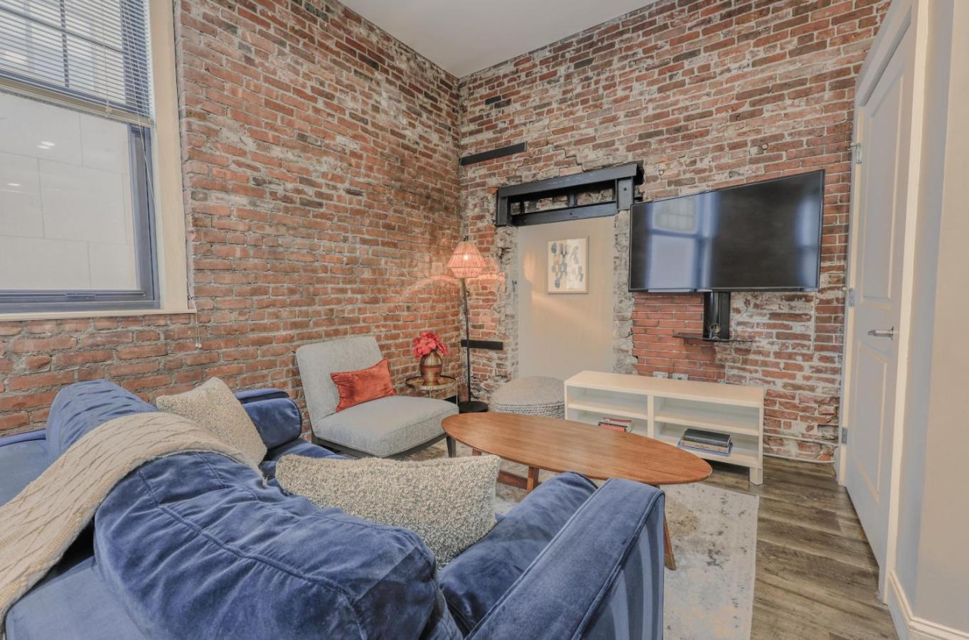 Unbeatable Location 4 Bed Loft Parking Optional