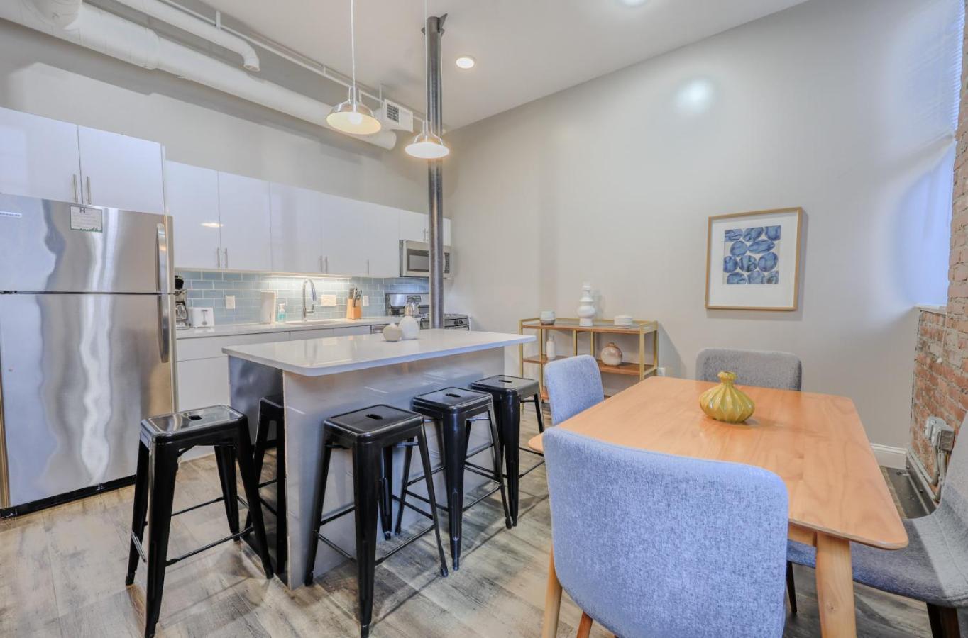 Unbeatable Location 4 Bed Loft Parking Optional Apartment