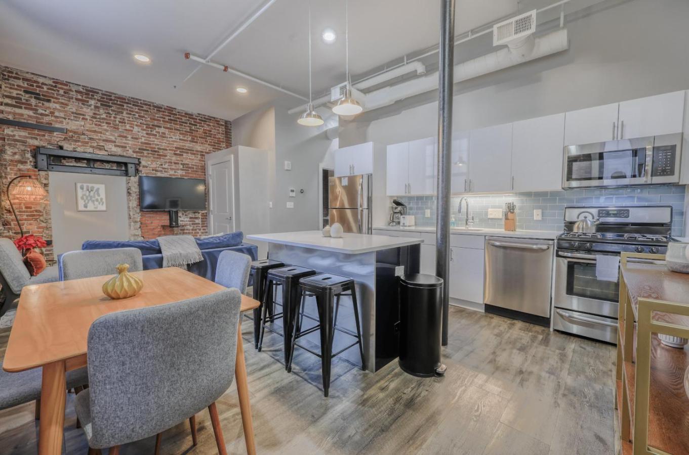 Unbeatable Location 4 Bed Loft Parking Optional Apartment *
