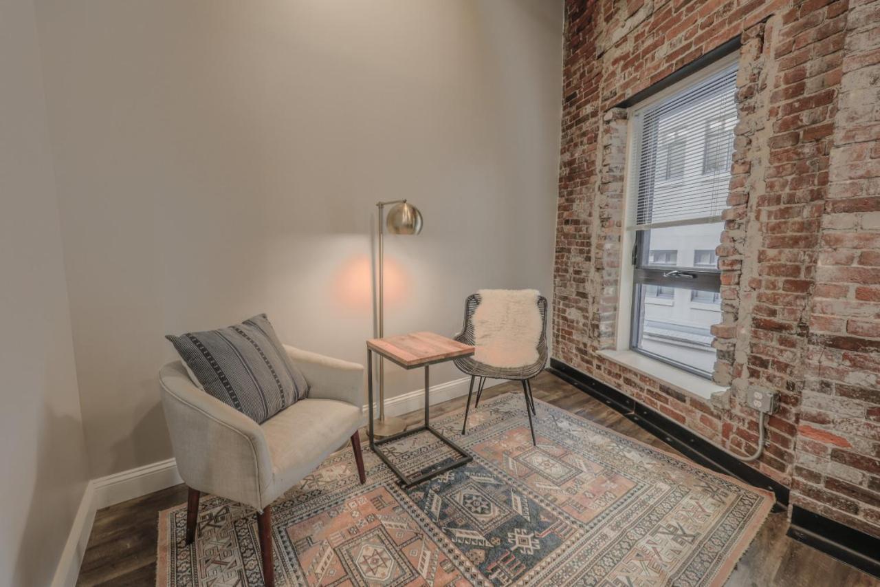 Apartment Centralized Downtown Location Onsite Parking *