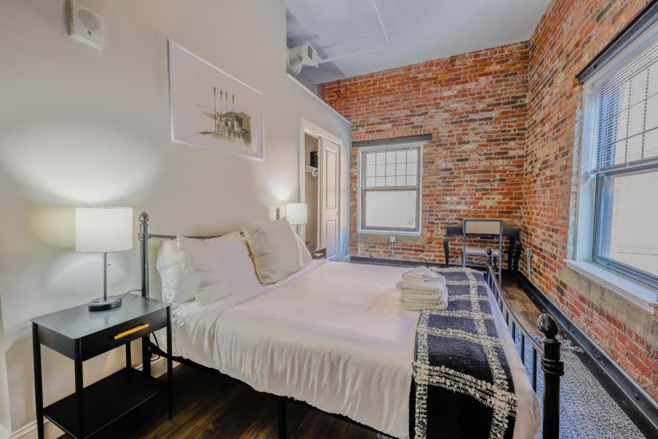 Parking Available Fully Furnished 4 Bed 2 Bath Flat *