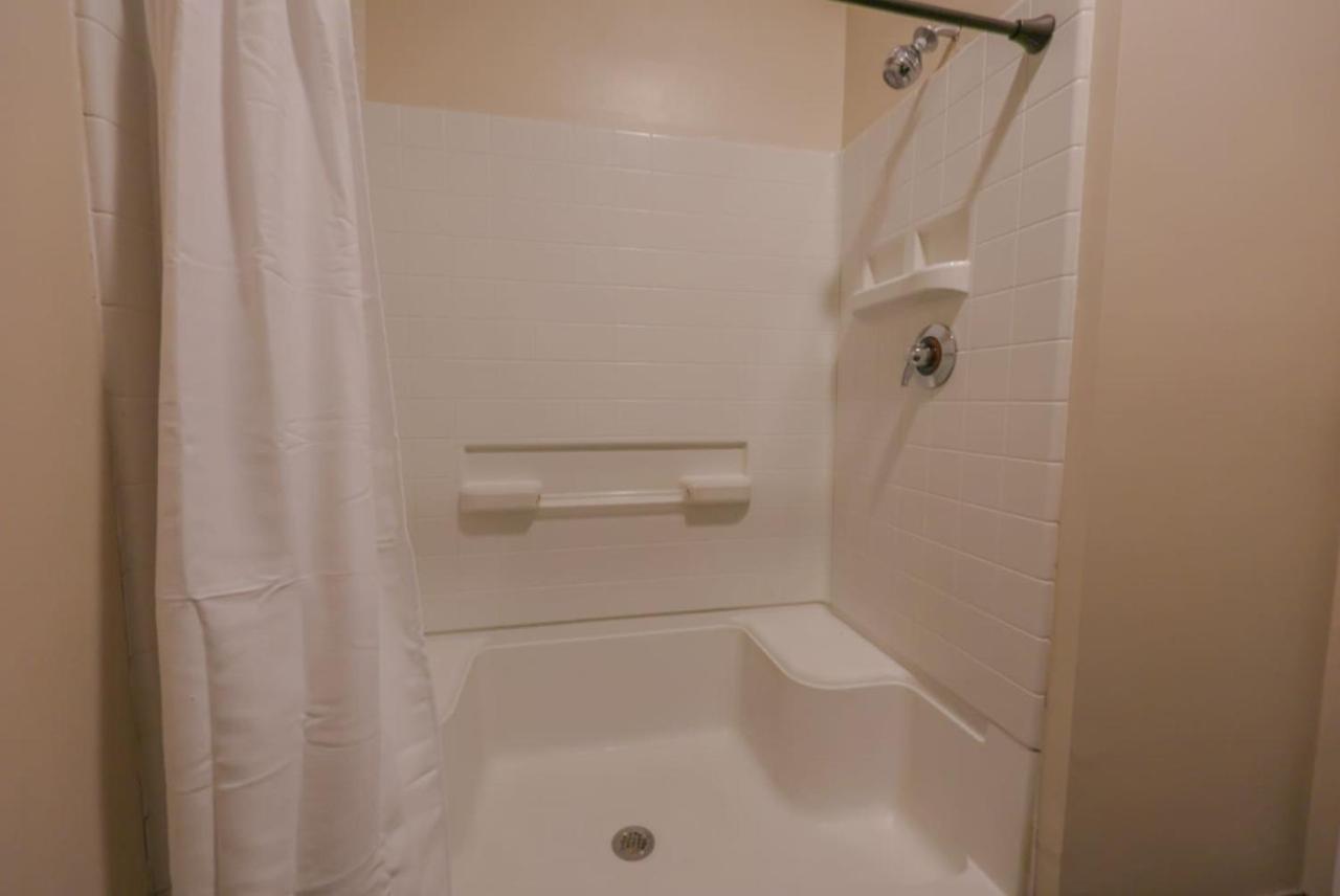 Stylish Exposed Brick 3 Bedroom Apartment *