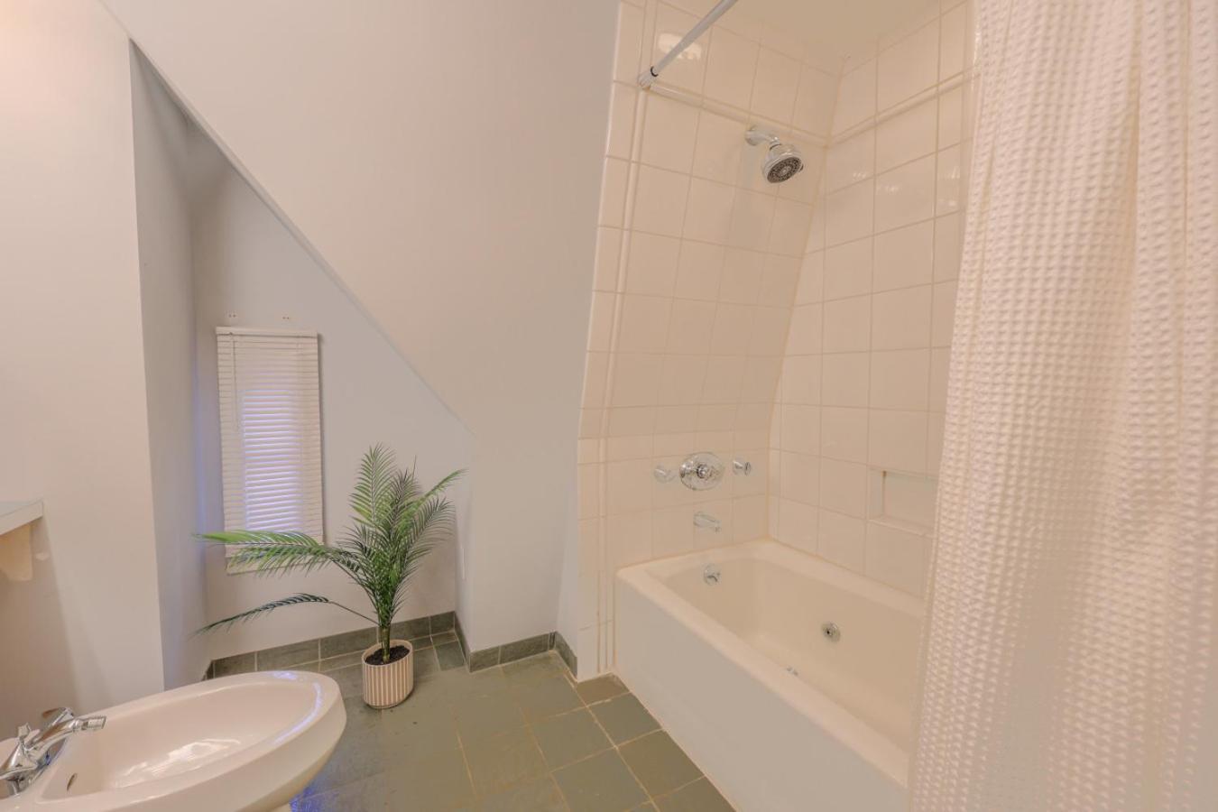 Luxurious Fenway 2br Penthouse With Roof Decks
