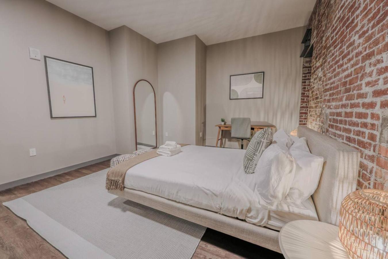 Apartment Stylish Downtown 2 Bedroom Boston