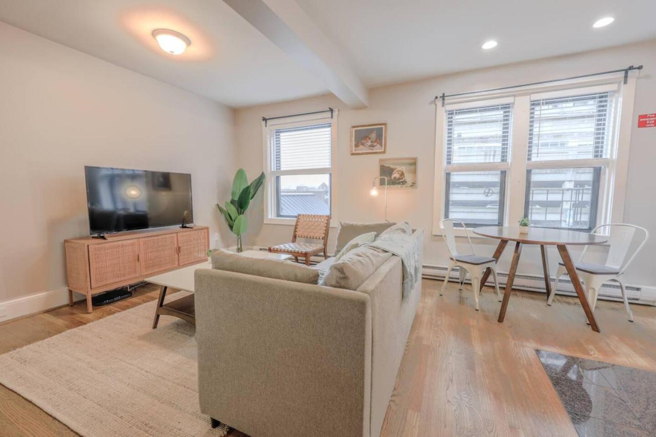 Chic 1 Bed Steps From Common Apartment *