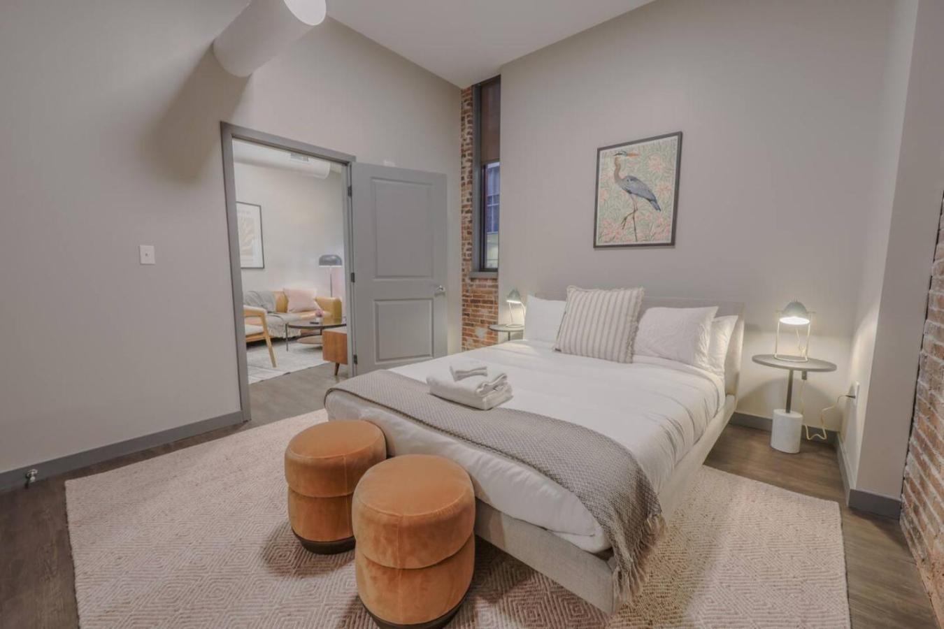 Stylish Downtown 2 Bedroom *