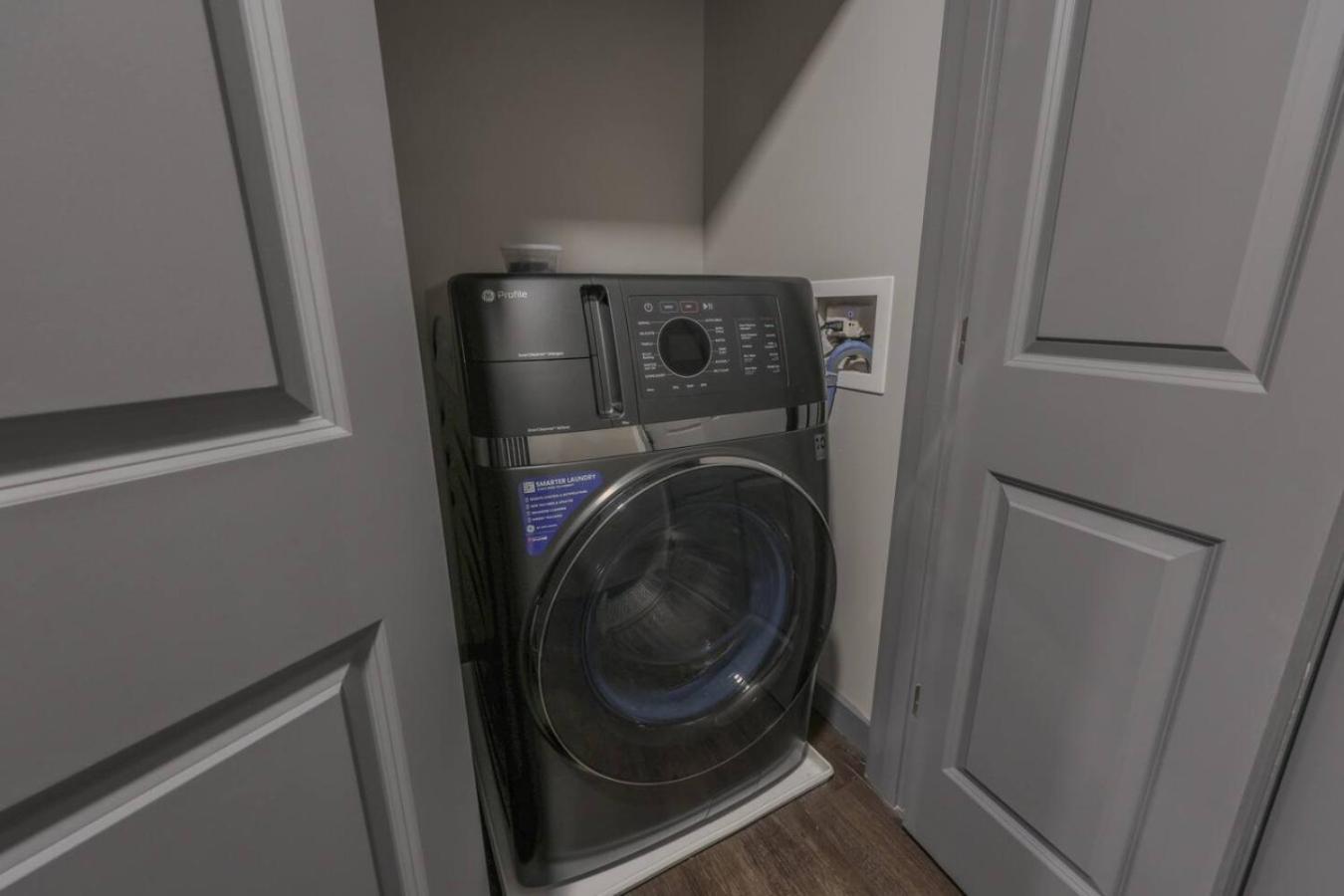 Stylish Downtown 2 Bedroom Apartment *