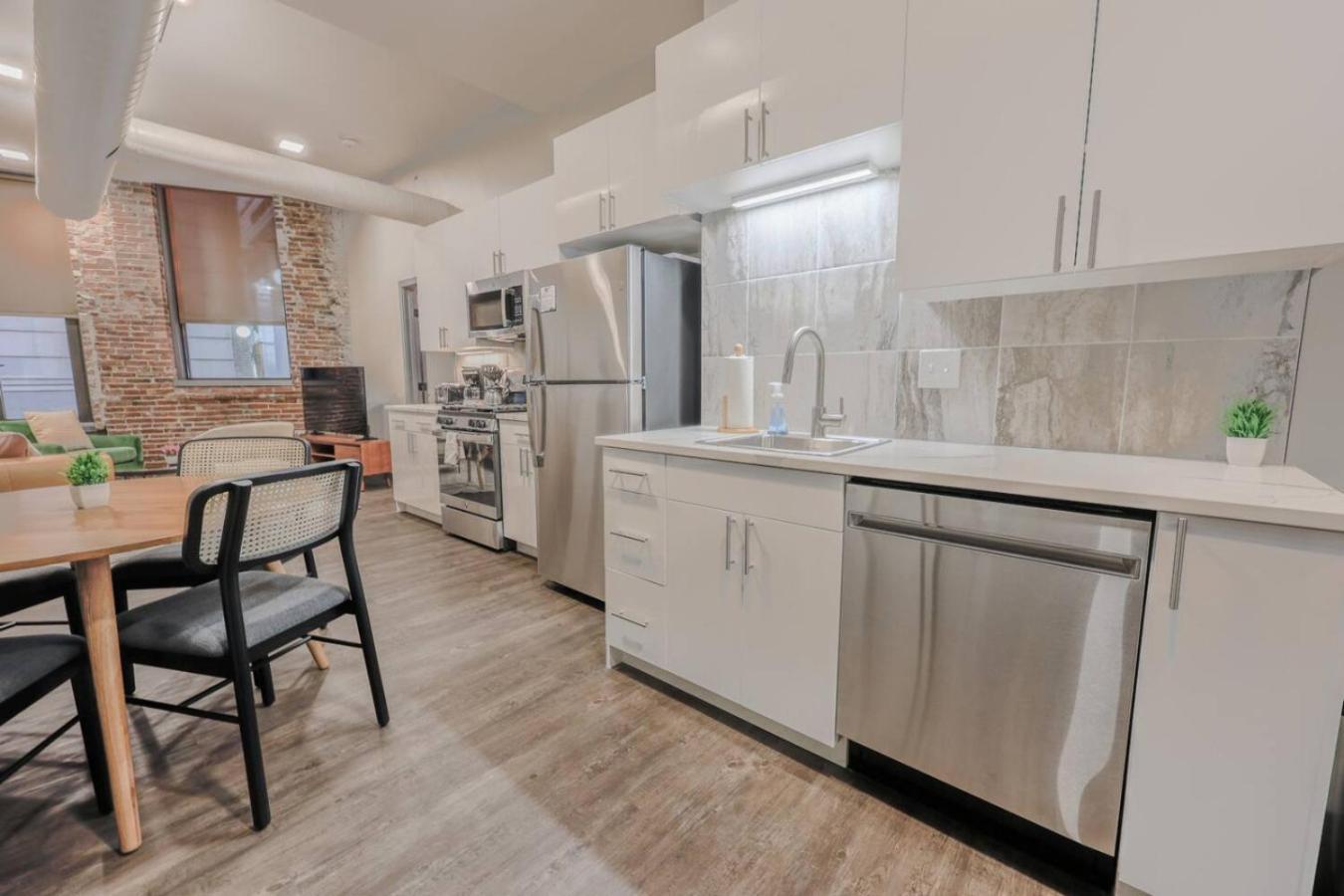 Apartment Stylish Downtown 2 Bedroom