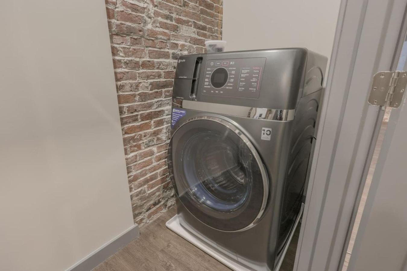 Elegant 2 Bedroom Prime Location
