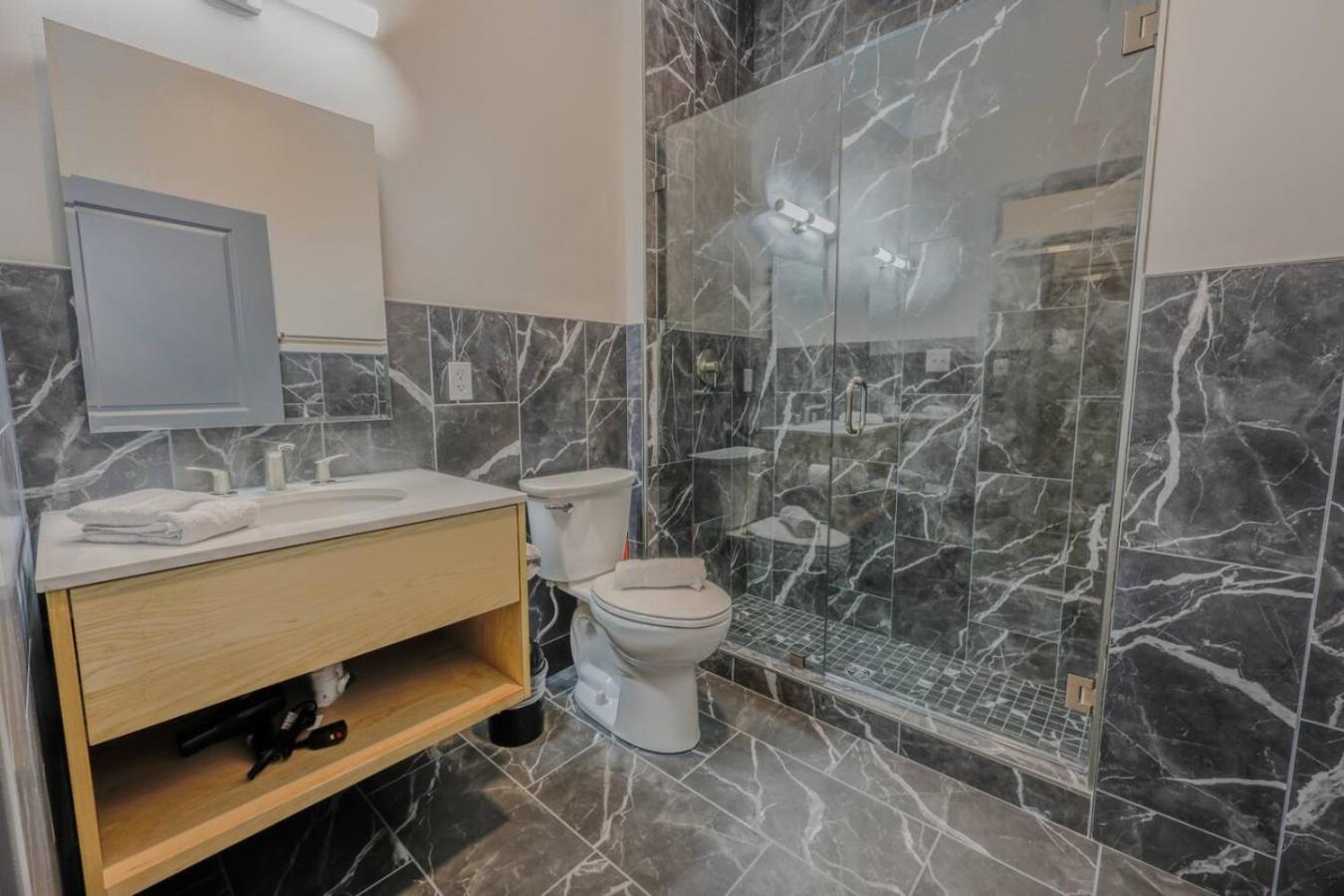 Classic And Chic 1 Bedroom Apartment