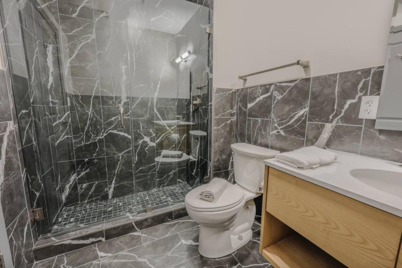 Charming 1 Bedroom Laundry In Unit *