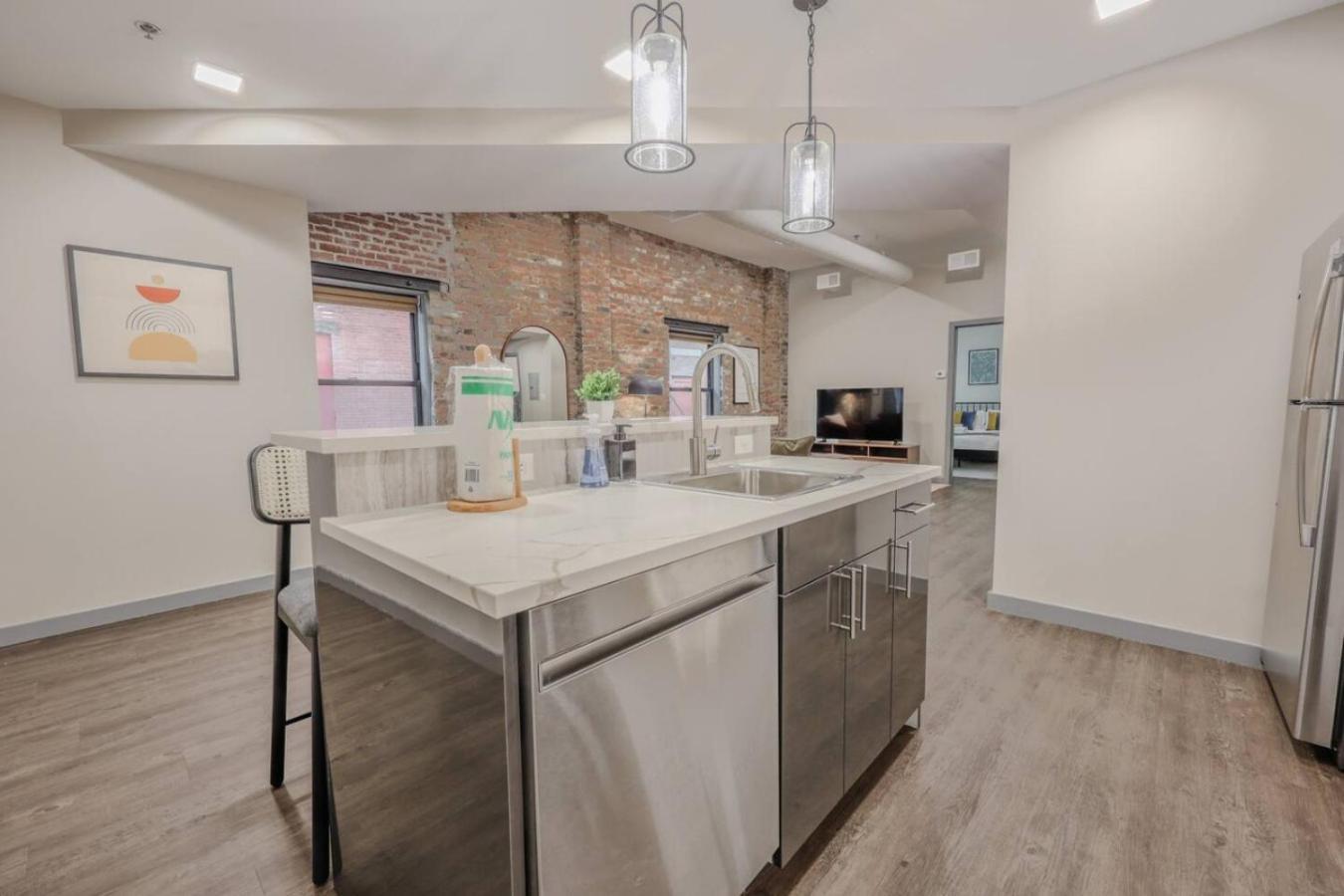 Apartment Charming 1 Bedroom Laundry In Unit
