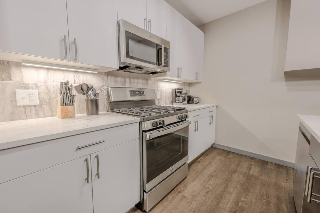 Charming 1 Bedroom Laundry In Unit Apartment *