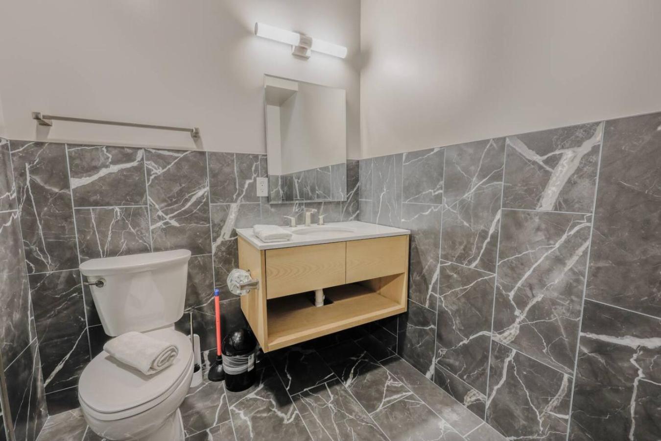 Apartment Charming 1 Bedroom Laundry In Unit