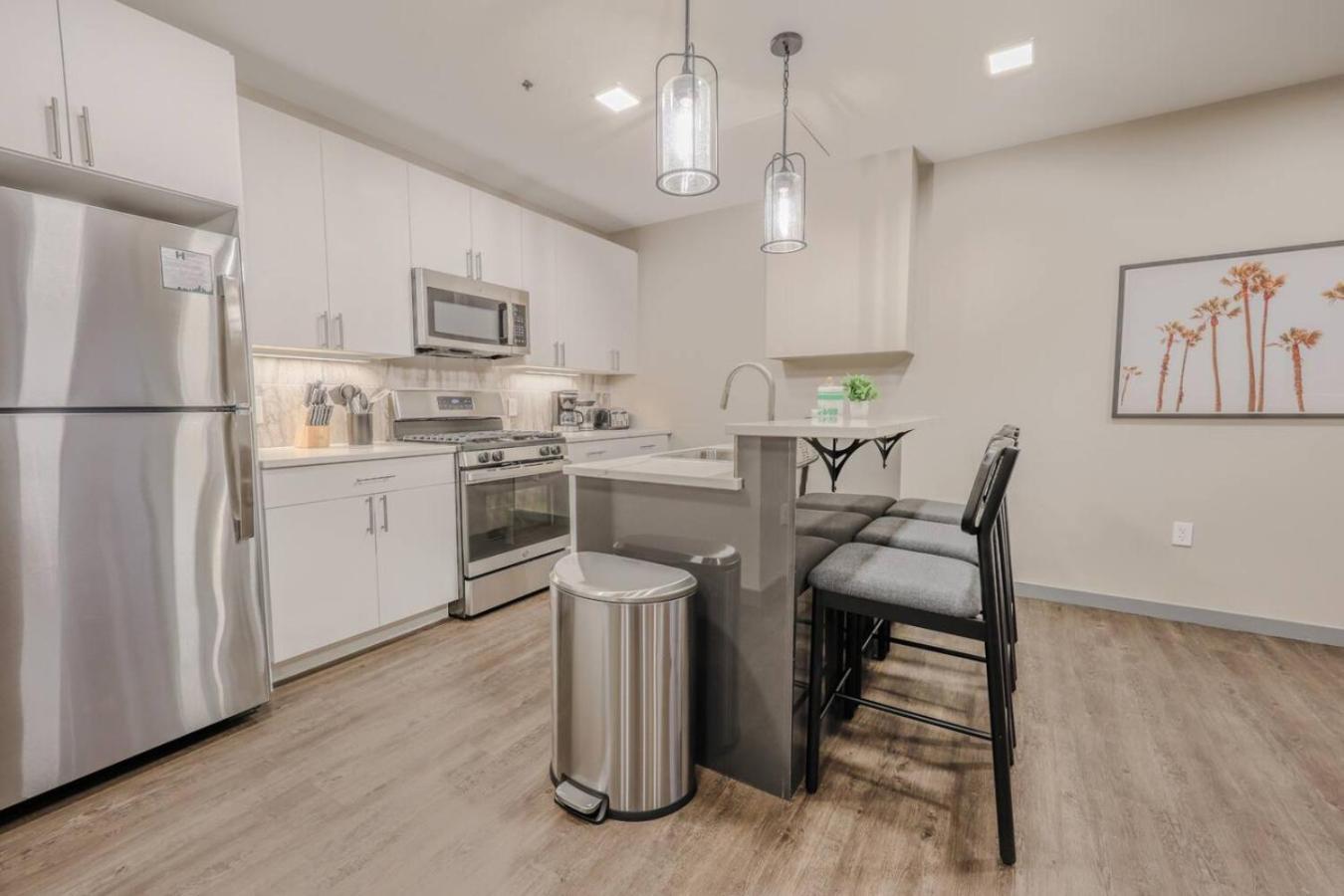 Charming 1 Bedroom Laundry In Unit Apartment *