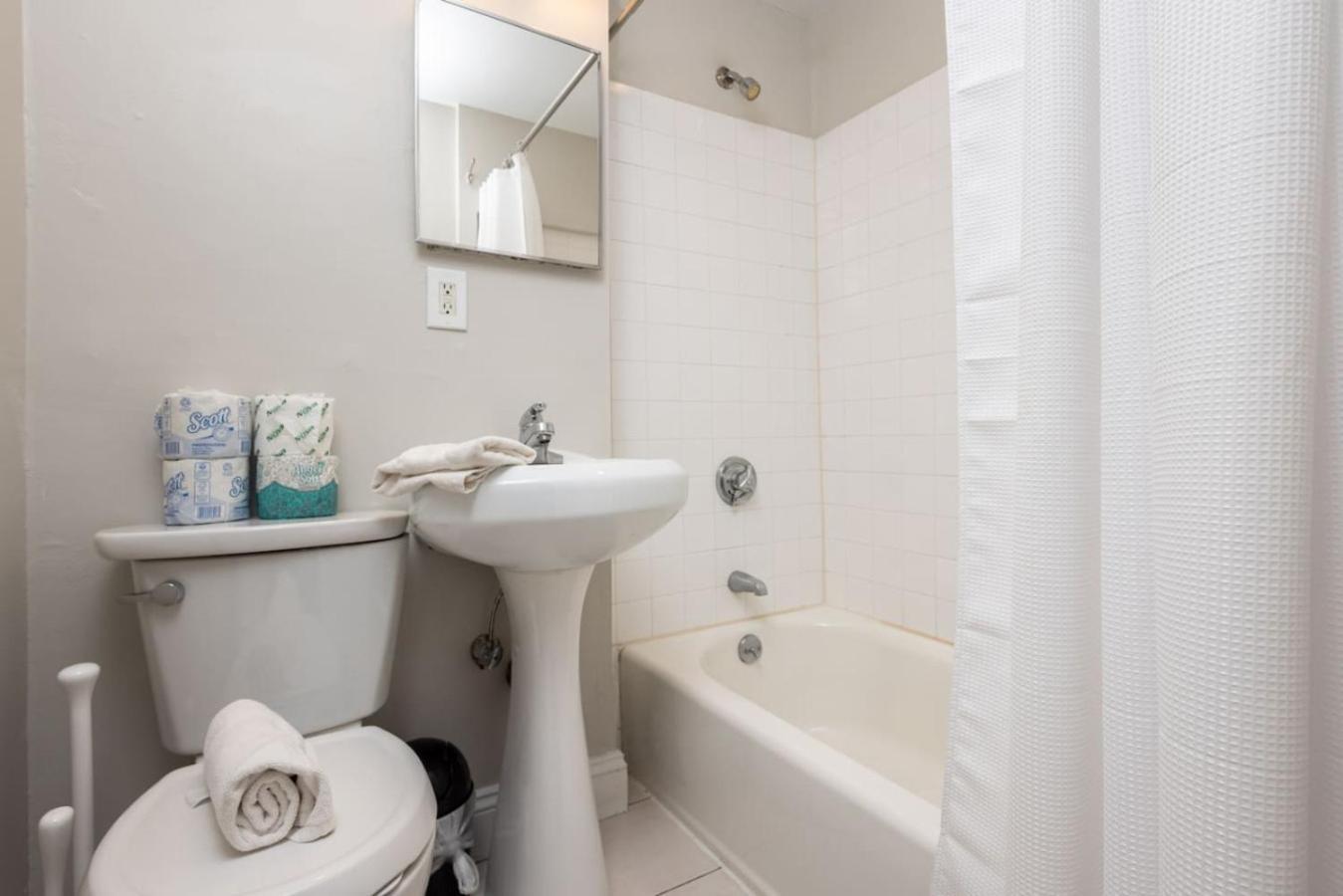 Apartment Retro On Quiet Street