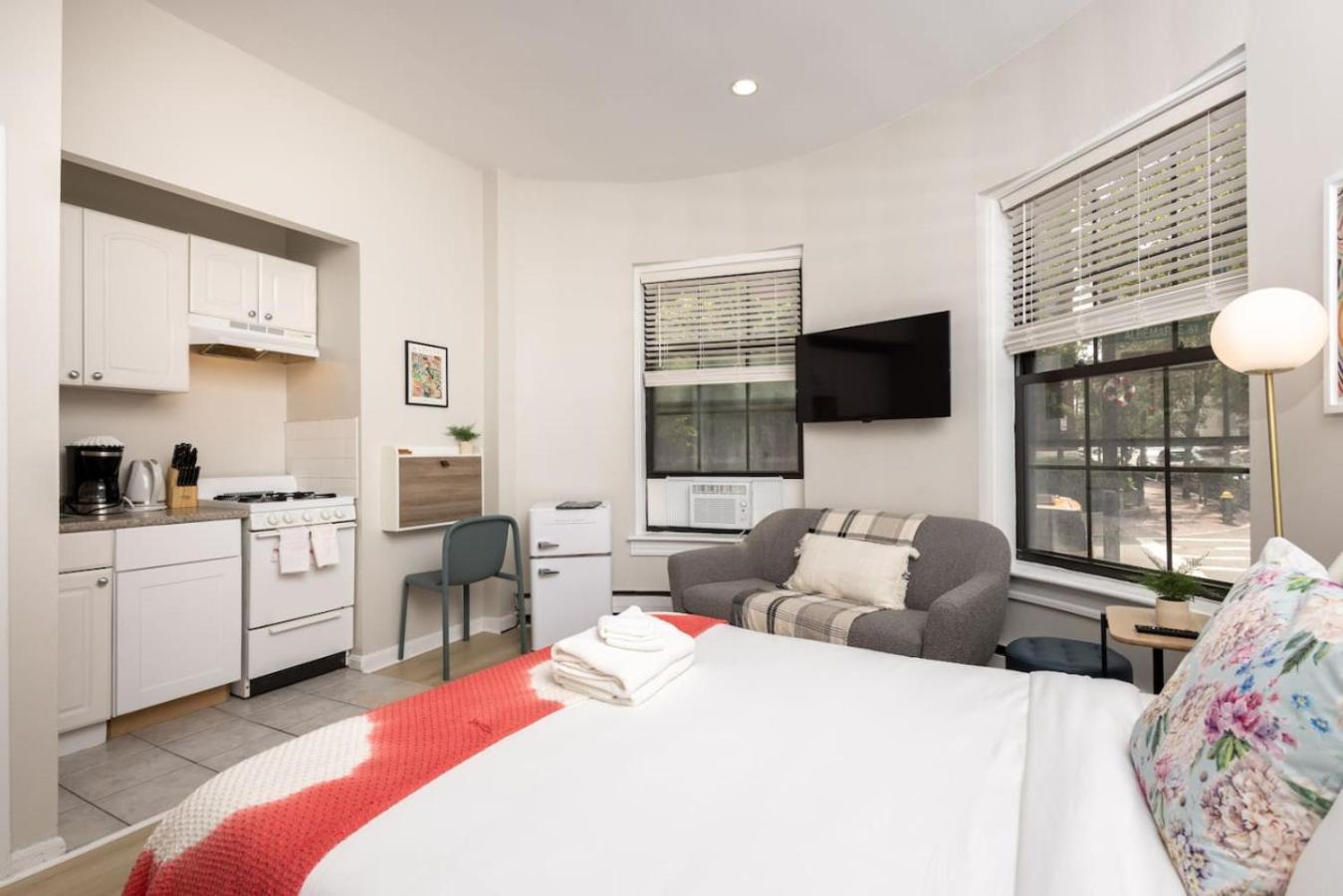 Apartment Retro On Quiet Street *