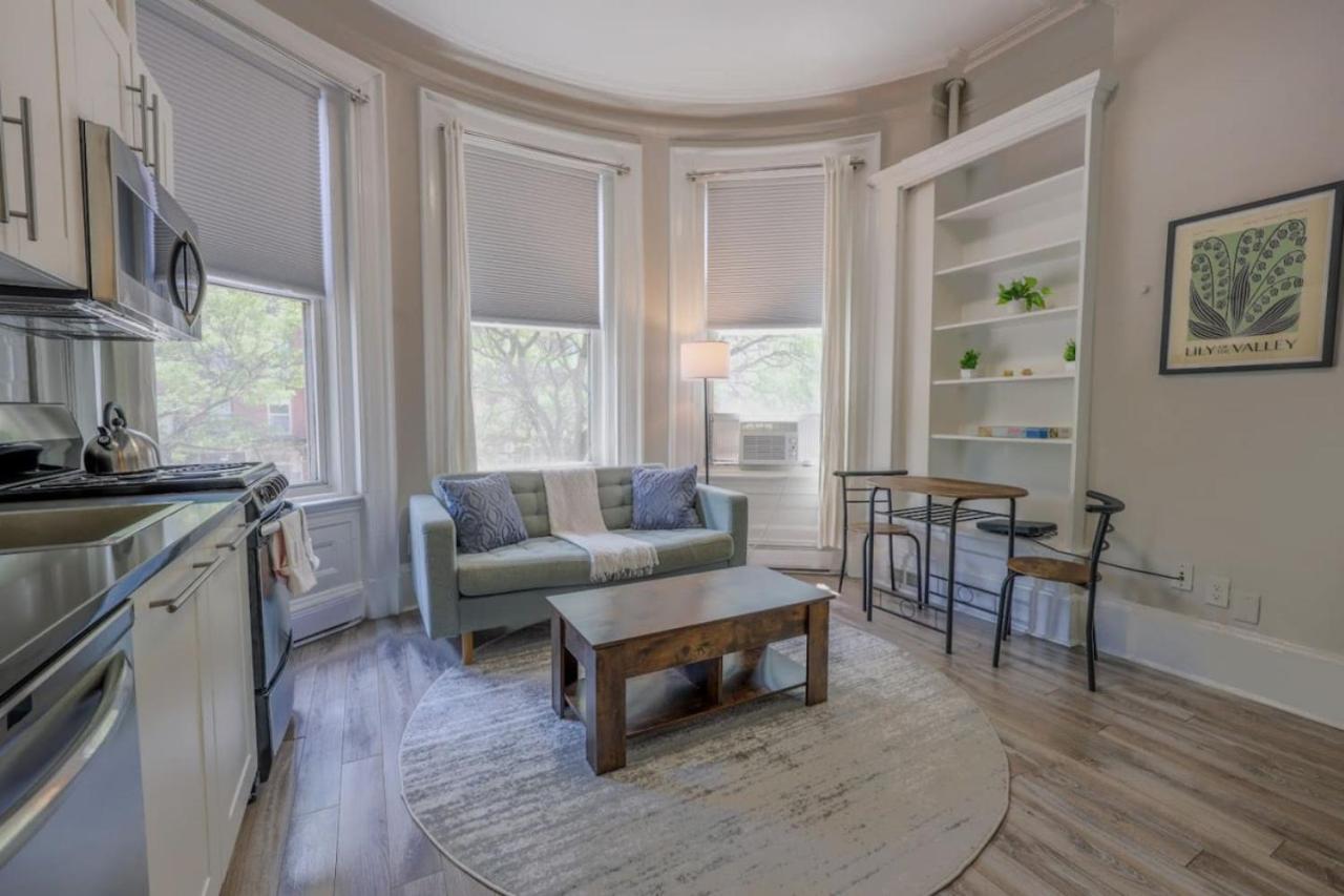 Bright Newbury Street 1 Bedroom Apartment *