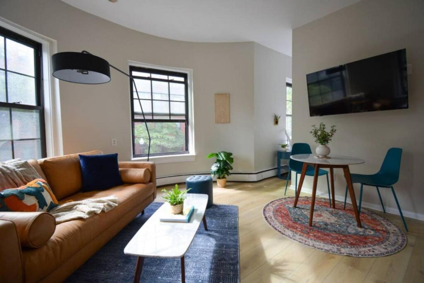 Comfy Back Bay Alcove