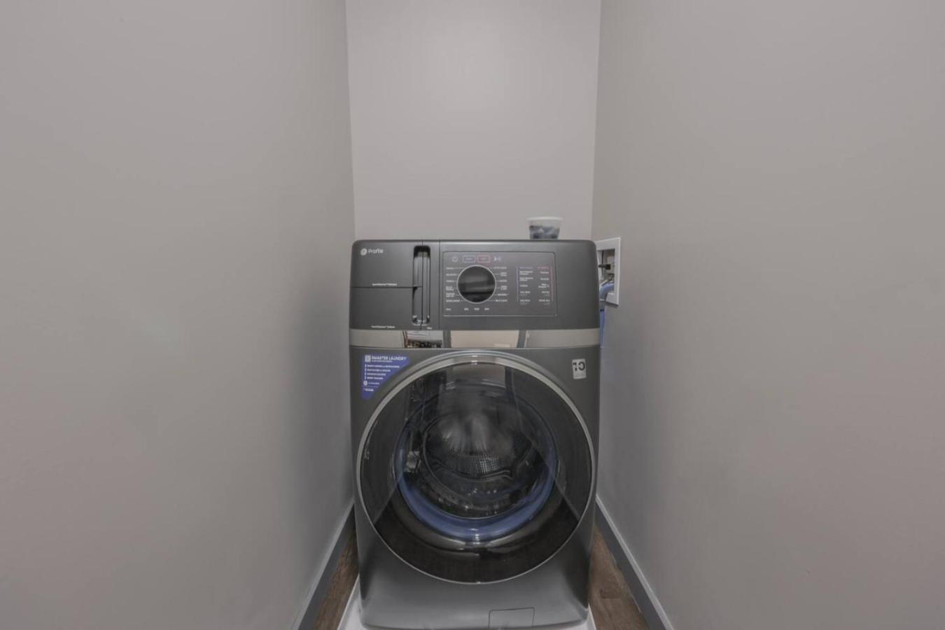 Luxurious Downtown 1 Bedroom *
