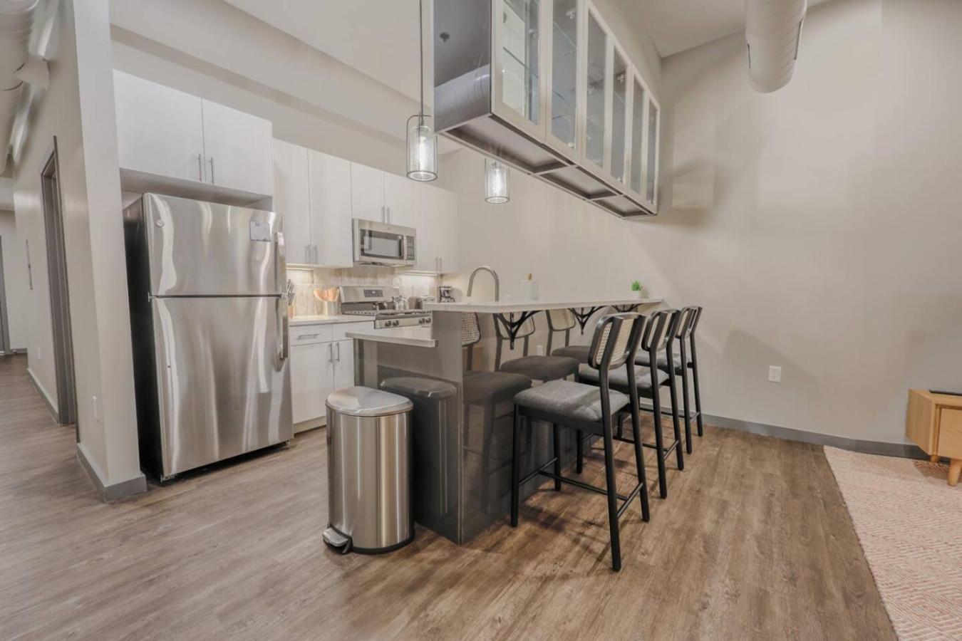 Luxurious Downtown 1 Bedroom Apartment *