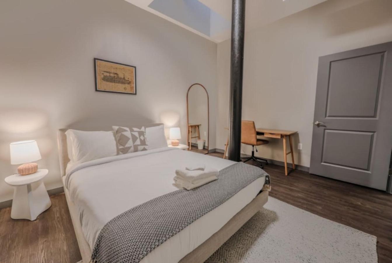 Chic Modern 2 Bed With Exposed Brick *