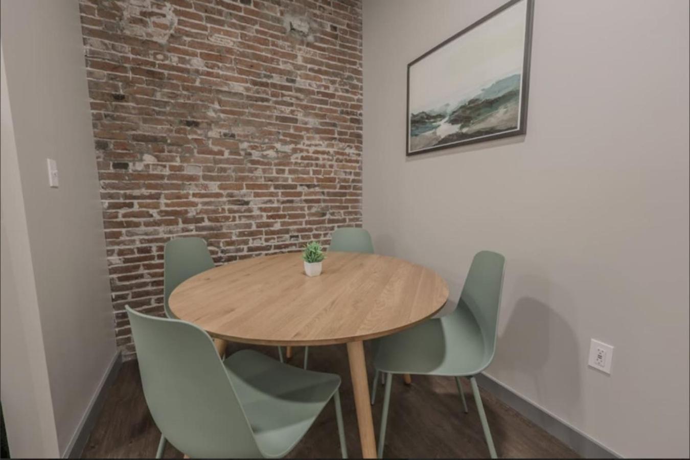 Chic Modern 2 Bed With Exposed Brick *