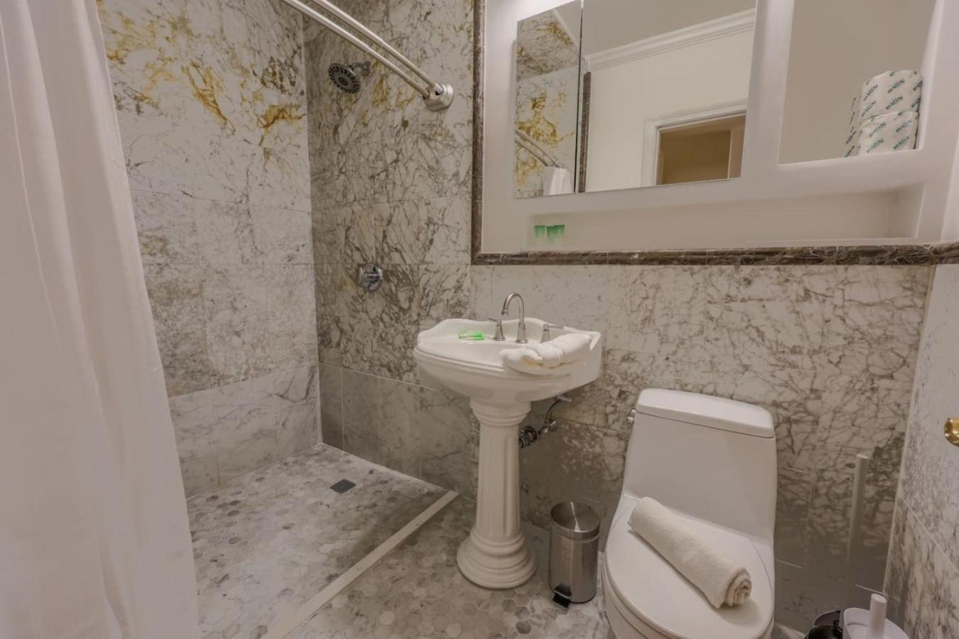 Classic 2bed 2bath W Patio In Back Bay