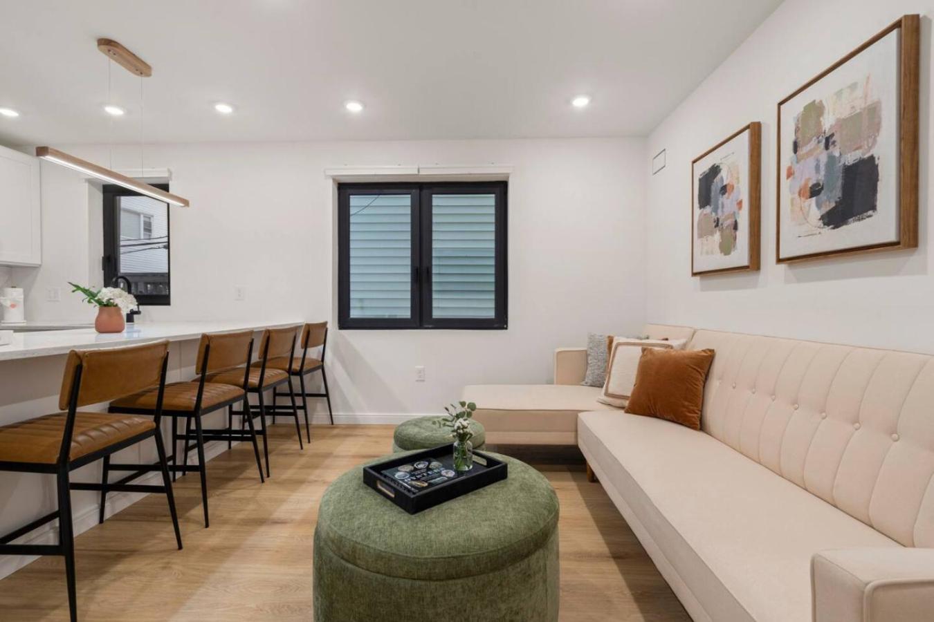 Modern Coastal Waterfront And Airport Apartment *