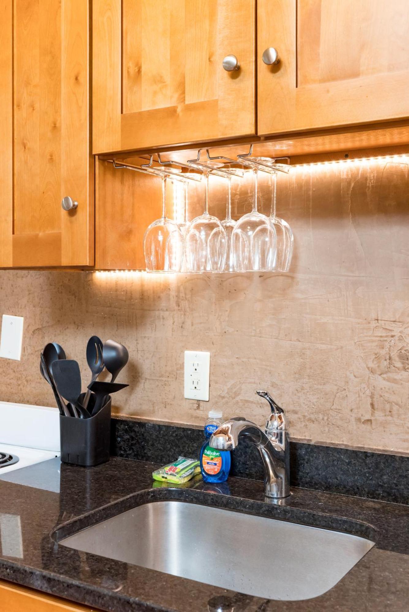 1br In The Heart Of Downtown Famous Nightlife Theater District With Bed Full Of Promises Td Garden Common Park Mbta *