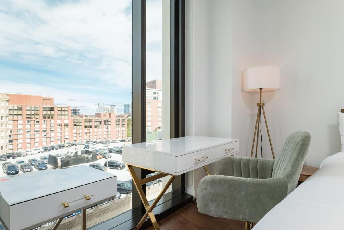 Back-bay Lux 2br With Rooftop And Parking