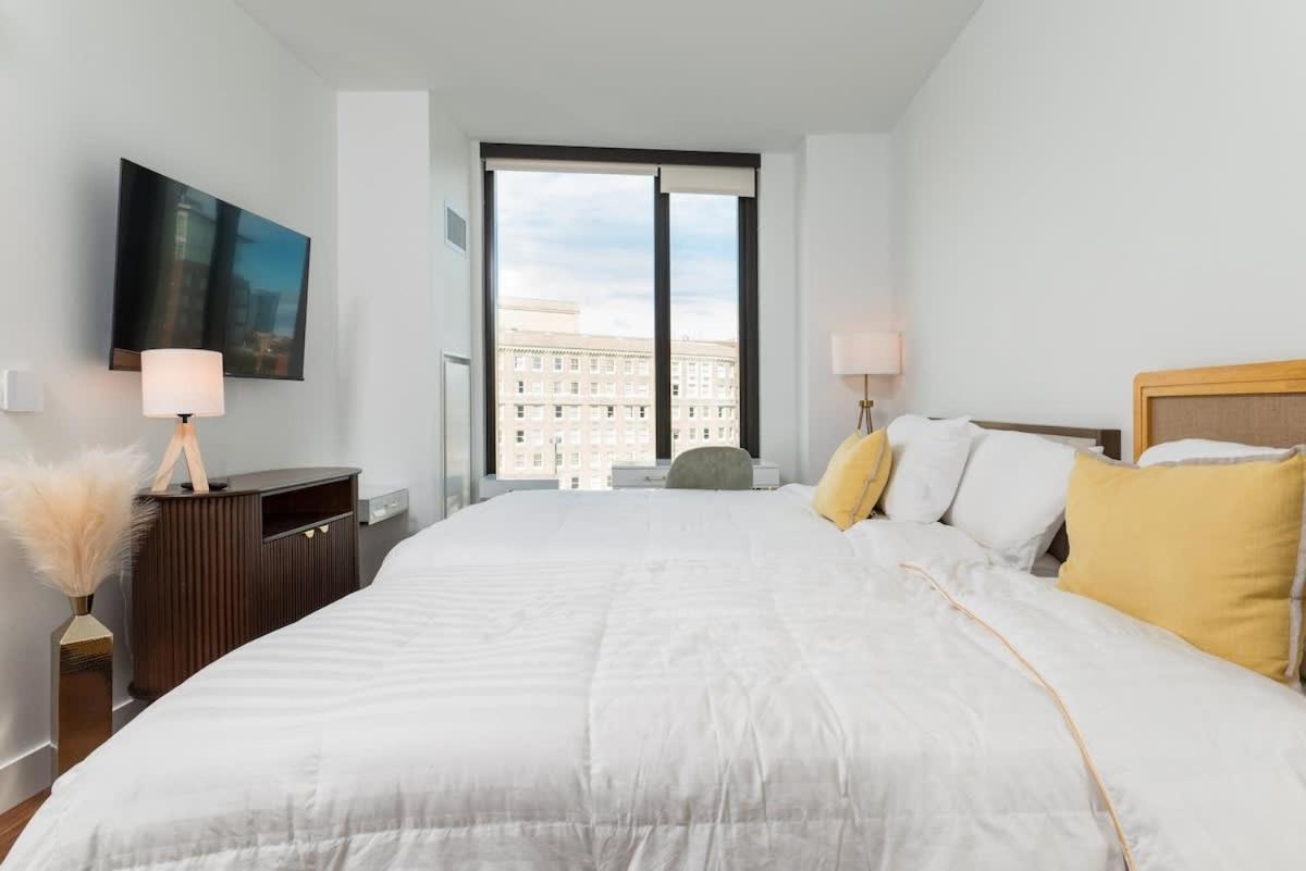 Back-bay Lux 2br With Rooftop And Parking *