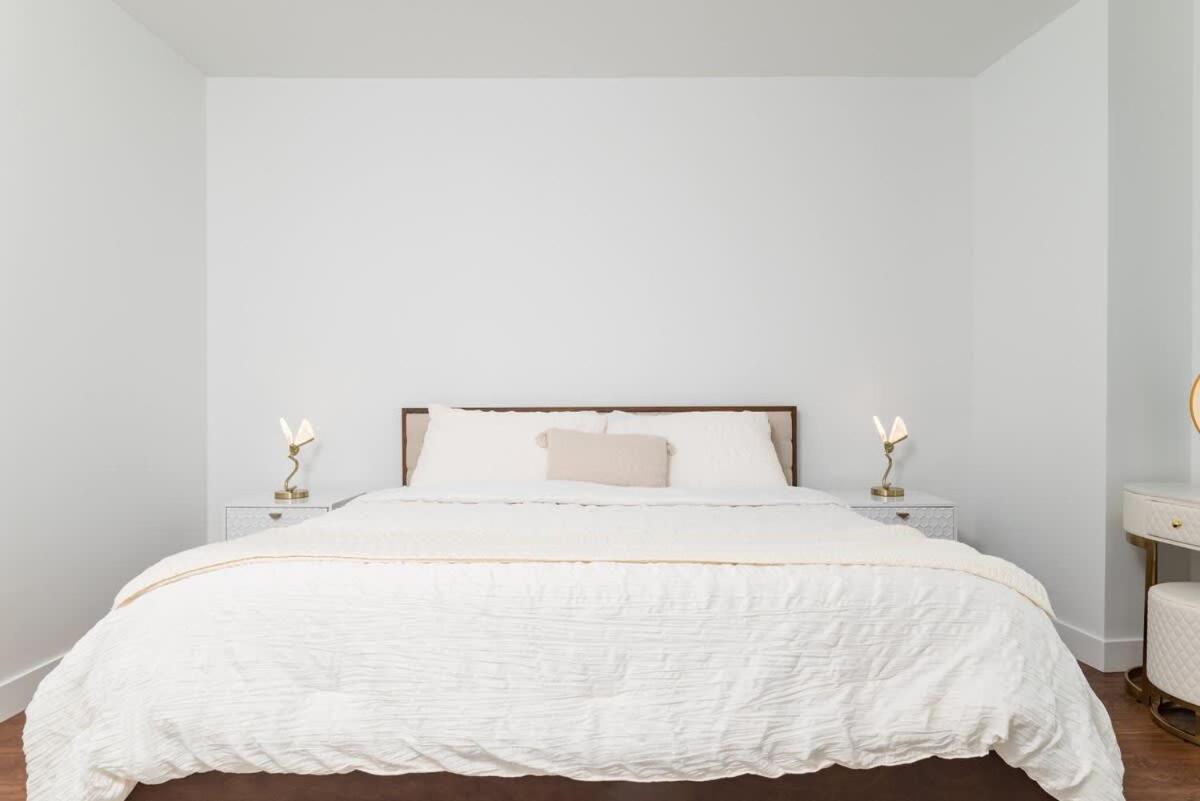 Back-bay Lux 2br With Rooftop And Parking